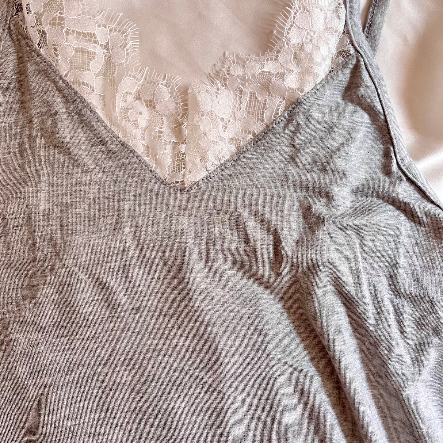 توب رمادي حمالة بدانتيل علي الصدر