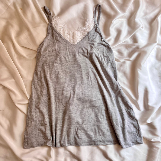 توب رمادي حمالة بدانتيل علي الصدر