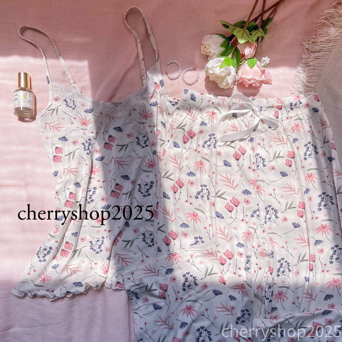 White Flowers بيجامة بنطلون و توب حمالة