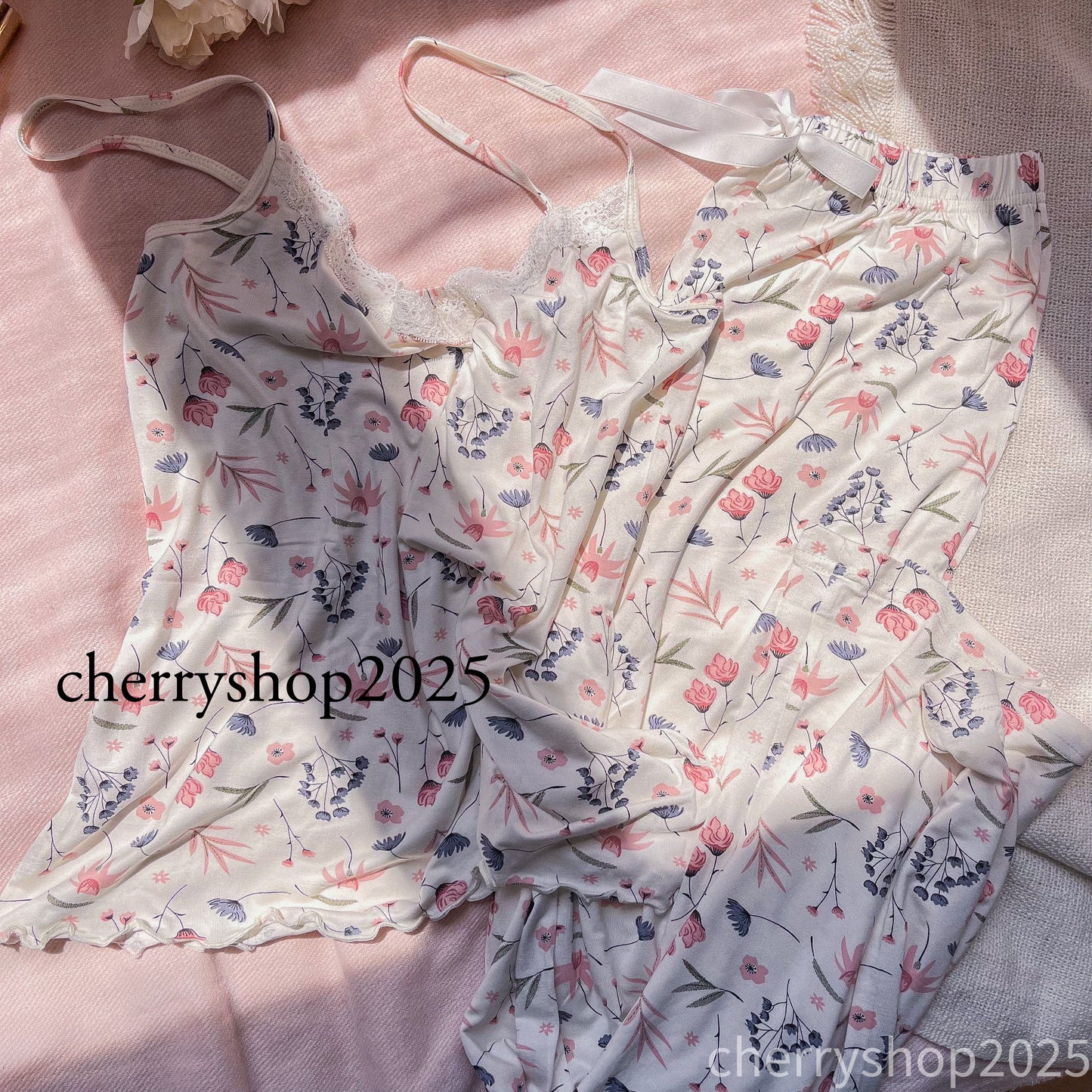 White Flowers بيجامة بنطلون و توب حمالة