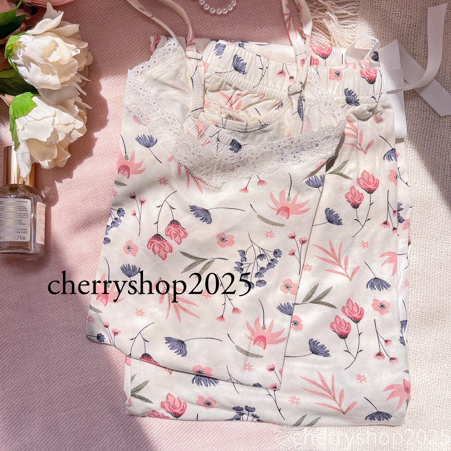 White Flowers بيجامة بنطلون و توب حمالة