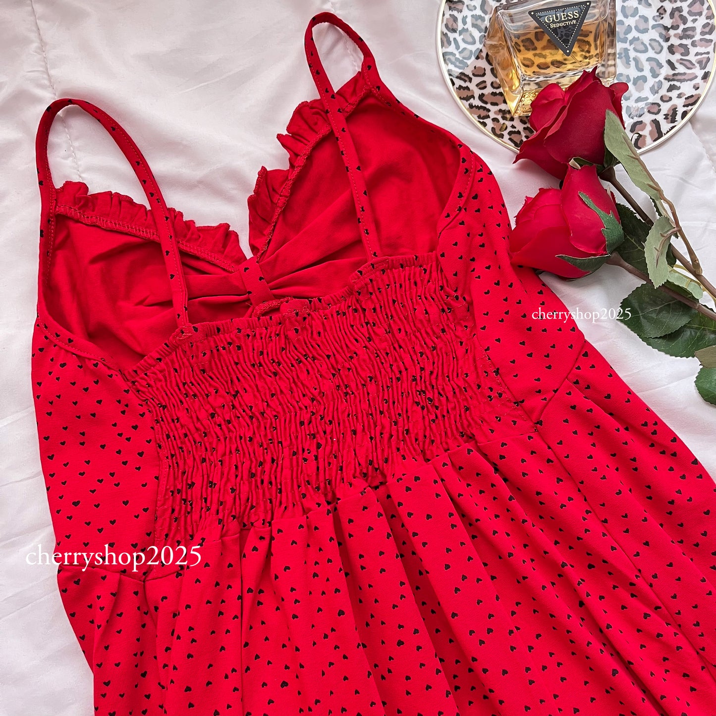قميص قلوب أحمر